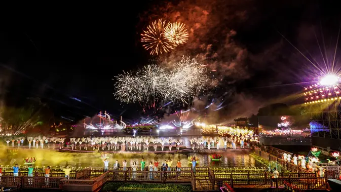Foto pada 28 September 2020 menunjukkan acara pembukaan pameran lentera yang digelar untuk merayakan Festival Pertengahan Musim Gugur di Zhouzhuang, Kota Kunshan, Provinsi Jiangsu, China timur. Pameran lentera tersebut akan berlangsung selama satu bulan. (Xinhua/Yang Lei)