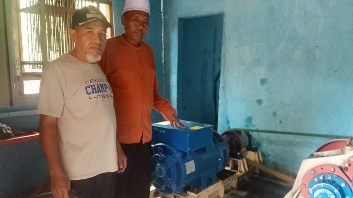 Petugas menunjukan mesin PLTMH, di Rantau Kermas, Kecamatan Jangkat, Merangin