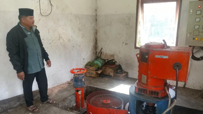 Petugas menunjukan mesin PLTMH, di Dusun Tuo, Kecamatan Lembah Masurai Merangin