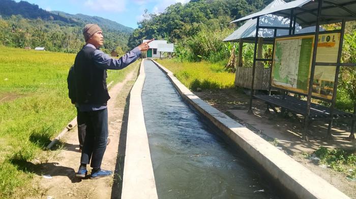 Pengunjung berada di saluran irigasi PLTMH, di Rantau Kermas, Kecamatan Jangkat, Merangin.