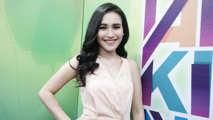 HONOR RATUSAN JUTA - Penyanyi dangdut Ayu Ting Ting saat diabadikan di Mom and Kids Awards 2018 di MNC Studios, Kebon Jeruk, Jakarta Barat, Sabtu (21/7/2018).
