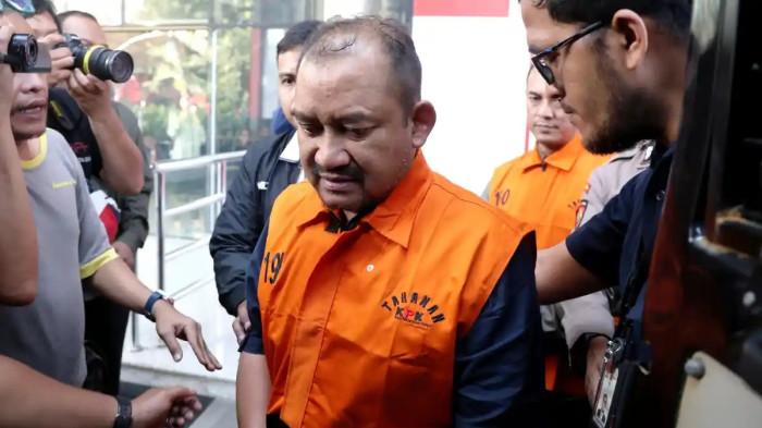 OTT BUPATI PEMALANG - Bupati Pemalang Anom Widiyantoro berjalan menuju mobil tahanan usai diperiksa di Gedung KPK, Jakarta, Kamis (30/7/2026). TRIBUNNEWS/IRWAN RISMAWAN