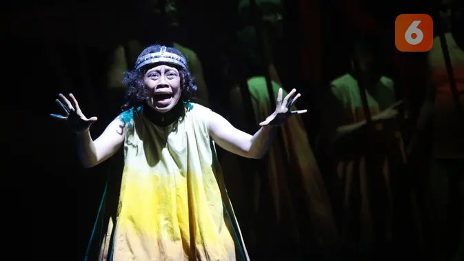 Para aktor Teater Koma menampilkan adegan dalam pementasan Rumah Sakit Jiwa di Graha Bhakti Budaya, Taman Ismail Marzuki, Jakarta, Rabu (29/7/2026). Produksi ke-237 Teater Koma yang berkolaborasi dengan Bakti Budaya Djarum Foundation ini kembali menghadirkan karya almarhum N. Riantiarno dengan interpretasi artistik baru yang merefleksikan isu kemanusiaan, relasi kuasa, dan kesehatan mental yang tetap relevan di tengah perkembangan zaman. (KLY/ Budy Santoso)