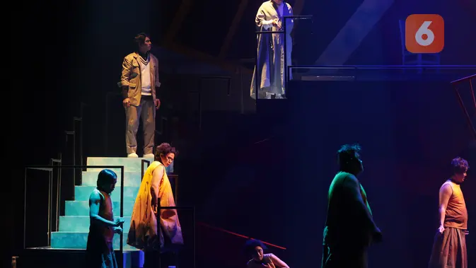 Para aktor Teater Koma menampilkan adegan dalam pementasan Rumah Sakit Jiwa di Graha Bhakti Budaya, Taman Ismail Marzuki, Jakarta, Rabu (29/7/2026). Produksi ke-237 Teater Koma yang berkolaborasi dengan Bakti Budaya Djarum Foundation ini kembali menghadirkan karya almarhum N. Riantiarno dengan interpretasi artistik baru yang merefleksikan isu kemanusiaan, relasi kuasa, dan kesehatan mental yang tetap relevan di tengah perkembangan zaman. (KLY/ Budy Santoso)