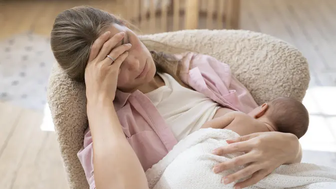 potret ibu baru yang sedang menyusui bayinya/copyright freepik.com/freepik