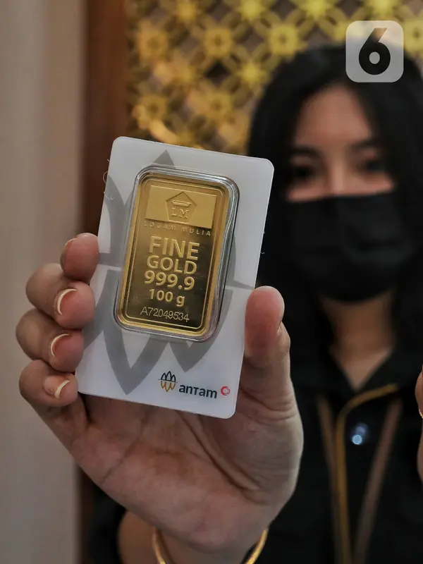 Pramuniaga menunjukkan emas batangan yang dijual di Galeri 24 Pegadaian, Jakarta. (Liputan6.com/Angga Yuniar)
