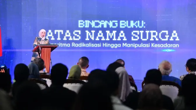 Menkomdigi Meutya Hafid menyampaikan keynote speech pada diskusi publik dan bedah buku “Atas Nama Surga: Algoritma Radikalisasi Hingga Manipulasi Kesadaran” di Jakarta. Credit: Komdigi