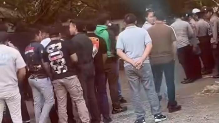 CHAOS - Aksi tawuran antarkelompok anak muda terjadi di Kelurahan Ranomea dan Bitung, Amurang Timur, Kabupaten Minahasa Selatan (Minsel), Sulawesi Utara, Jumat, (31/7/2026). Dikabarkan satu orang meninggal dunia dalam insiden tersebut.