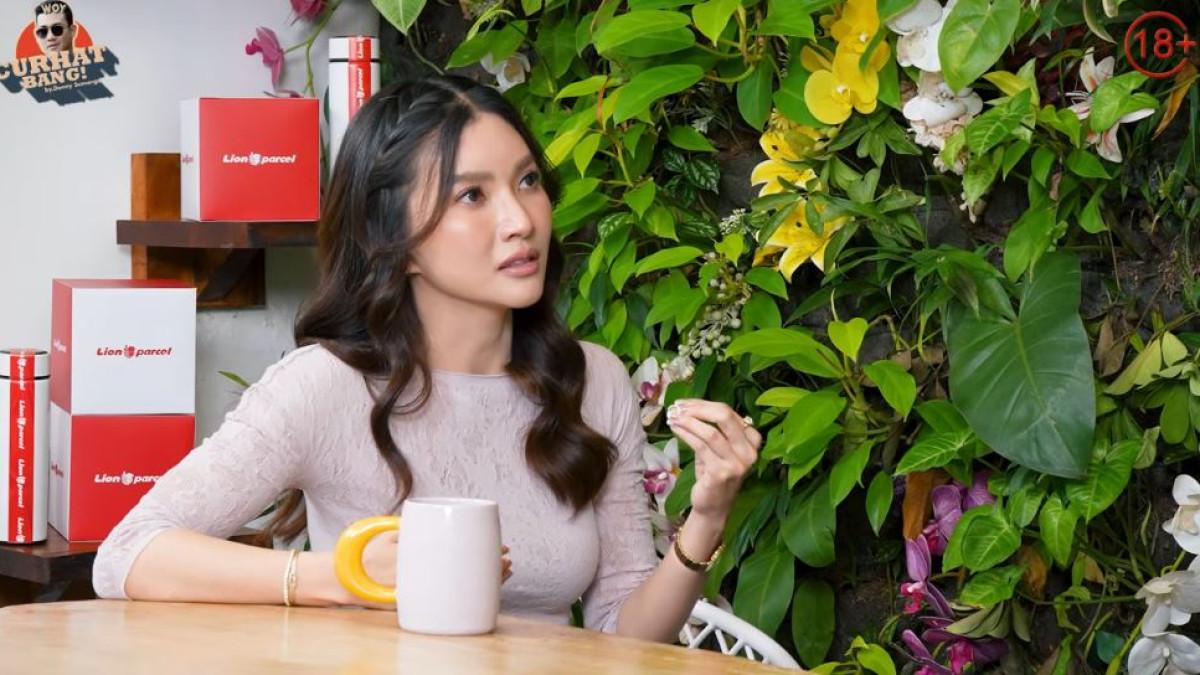 Tangisan Sarwendah akhirnya pecah saat menceritakan perasaannya di depan Denny Sumargo.