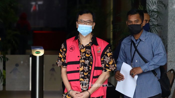 Tersangka Komisaris PT Hanson International Tbk Benny Tjokrosaputro meninggalkan gedung KPK usai menjalani pemeriksaan di Jakarta, Selasa (11/8/2020). Penyidik Kejaksaan Agung kembali menumpang ruangan di gedung KPK untuk melakukan pemeriksaan lanjutan terhadap tersangka kasus dugaan korupsi di PT Asuransi Jiwasraya (Persero) tersebut. TRIBUNNEWS/IRWAN RISMAWAN