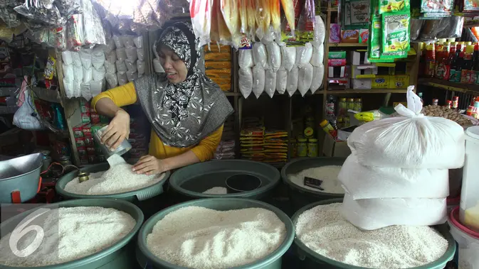 Pedagang tengah menata dagangannya di salah satu pasar di Jakarta. (Liputan6.com/Angga Yuniar)