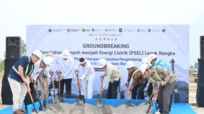 Wakil Menteri Energi dan Sumber Daya Mineral, Yuliot (tengah kedua dari kanan) bersama Gubernur Jawa Barat, Dedi Mulyadi (tengah kedua dari kiri) beserta para stakeholder secara simbolis melakukan penimbunan pasir bersama-sama pada acara Groundbreaking Pengolahan Sampah menjadi Energi Listrik (PSEL) Legok Nangka di Bandung, Jawa Barat pada Rabu (29/7). Kegiatan ini menandai dimulainya pengerjaan fisik proyek tersebut dan ditargetkan selesai pada 2029.