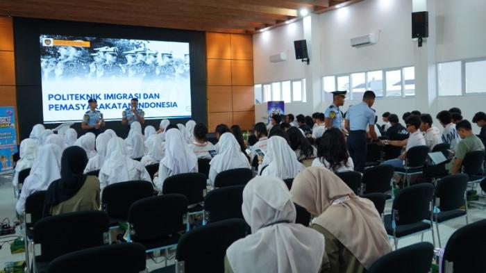 Kantor Imigrasi Kelas I TPI Surakarta juga memperkenalkan sekolah kedinasan