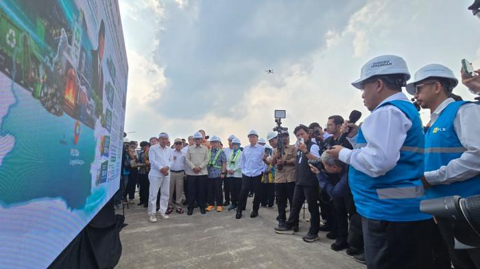Wakil Menteri Energi dan Sumber Daya Mineral, Yuliot (depan kedua dari kiri) bersama Gubernur Jawa Barat, Dedi Mulyadi (depan kiri) menyimak pemaparan materi walking gallery dari Direktur Manajemen Proyek dan Energi Baru Terbarukan PLN, Suroso Isnandar (kedua dari kanan) pada acara Groundbreaking PSEL Legok Nangka di Kabupaten Bandung (29/7).