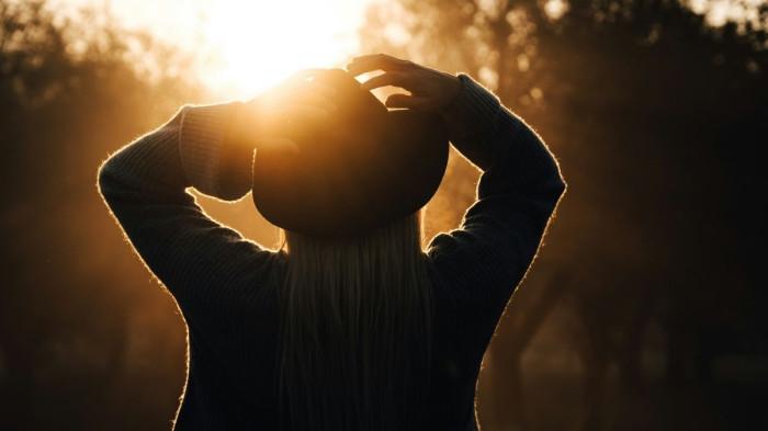 RAMALAN ZODIAK - Ilustrasi wanita dari Unsplash pada Minggu (12/4/2026)