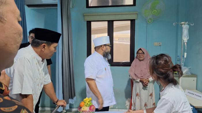 Bupati Bangka, Fery Insani mendampingi Gubernur Bengkulu, Helmi Hasan ketika melakukan kunjungan kerja ke RSUD Depati Bahrin Sungailiat, Jumat (31/7/2026)