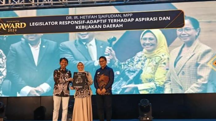 TRIBUN KALTIM AWARD 2026 - Anggota DPR RI sekaligus Ketua Komisi X DPR RI, Hetifah Sjaifudian, menerima penghargaan Tribun Kaltim Award 2026 di MaxOne Hotel Balikpapan, Kamis (30/7/2026)(Tribunkaltim.co/Siti Zubaidah).