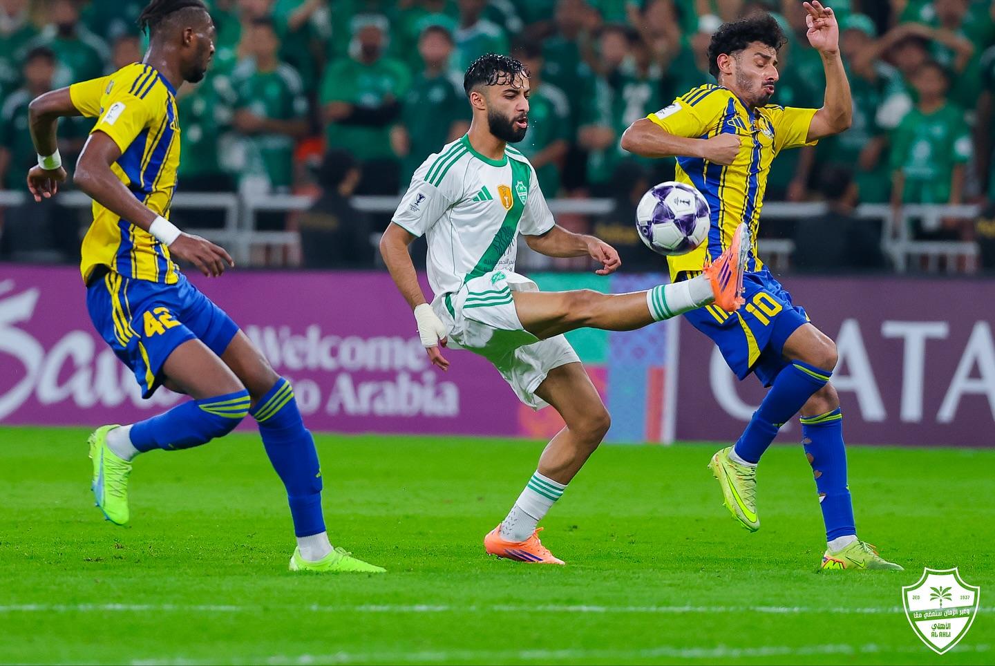 AKSI AL AHLI - Pemain Timnas Arab Saudi, Saleh Abu Al Shamat, ketika memperkuat Al Ahli pada laga ketiga Grup Barat AFC Champions League Elite menghadapi Al Gharafa di Stadion King Abdullah Sports City, Jeddah pada Selasa (21/10/2025) dini hari WIB. (Instagram Al Ahli - 21/10/2025)