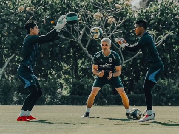 Kamp latihan Timnas Indonesia sejauh ini hanya diperkuat Nadeo Argawinata dan Cahya Supriadi