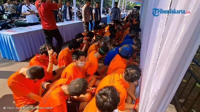 CURANMOR BERJEJER - Ratusan tersangka curanmor yang diamankan Polda Metro Jaya selama pelaksanaan Operasi Berantas Jaya 2026, Jumat (31/7/2026).