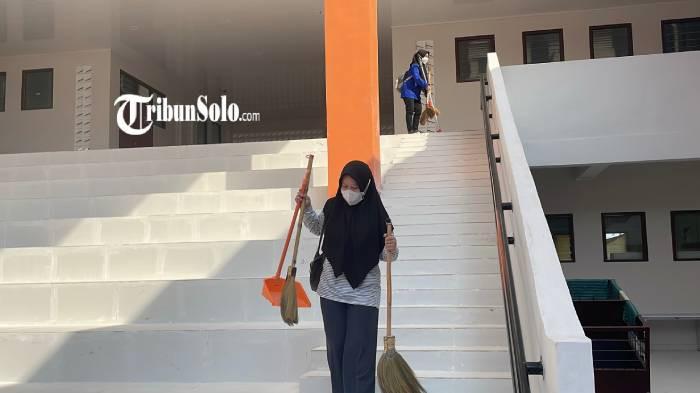 BERSIH-BERSIH. Siswa Sekolah Rakyat membersihkan lingkungan sekolah, Jumat (31/7/2026). Ini lantaran MPLS diundur menyesuaikan jadwal menteri.