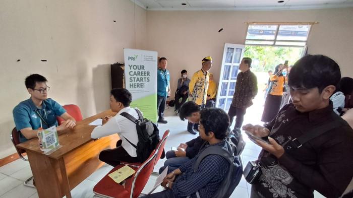 ANTUSIAS - Stan PT Phoenix Resources International (PRI) menjadi salah satu yang paling ramai didatangi pencari kerja pada pelaksanaan Job Fair 2026 di Gedung UPT Loka Latihan Kerja (LLK) Tarakan, Rabu (29/7/2026).