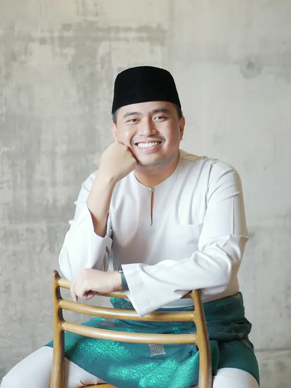 Baju kurung cekak musang dengan songket (Sumber unsplash: Muhammad Faiz Zulkiflee).