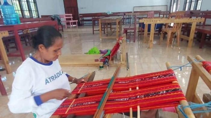 KAIN TENUN - Seorang pengrajin tengah menenun kain khas Kisar.