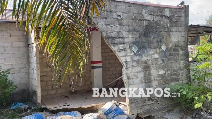 TOKO AMBRUK — Kondisi toko milik Merta yang ikut ambruk saat talud dan jalan putus di Dusun Sinar Kelabat, Desa Cupat, Bangka Barat Desember 2025 lalu. Hingga saat ini, Jumat (31/7/2026) kondisi itu belum diperbaiki.