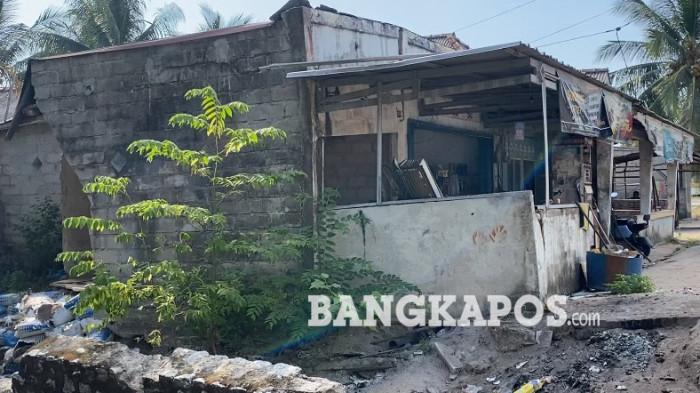 TOKO AMBRUK — Kondisi toko milik Merta yang ikut ambruk saat talud dan jalan putus di Dusun Sinar Kelabat, Desa Cupat, Bangka Barat Desember 2025 lalu. Hingga saat ini, Jumat (31/7/2026) kondisi itu belum diperbaiki.