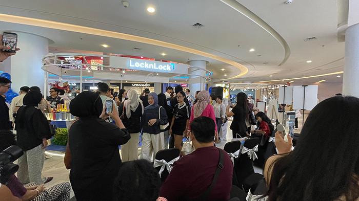 ANTUSIAS - Para pengunjung antusias melihat produk-produk yang dijual di Pop-Up Store LocknLock Cabang Ketiga Gaia Bumi Raya City Mall, Kubu Raya, pada Jumat (31/7/2026).