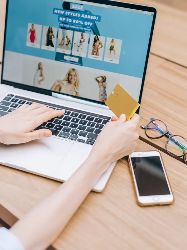 Sering salah pilih baju online? Yuk intip tipsnya berikut ini. (pexels: leeloothefirst).