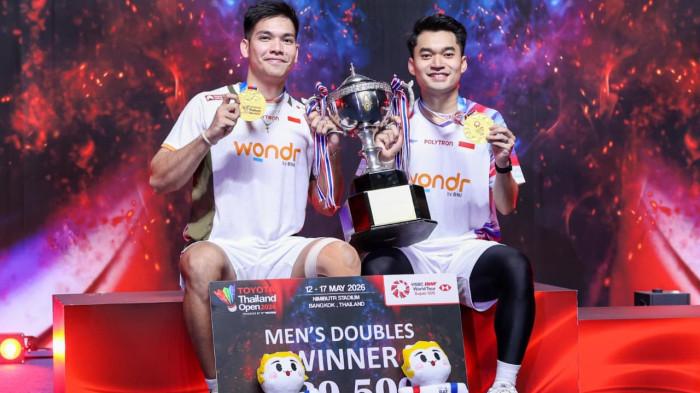 JUARA THAILAND OPEN – Ganda putra Indonesia, Leo Rolly Carnando/Daniel Marthin, sukses merebut gelar juara Thailand Open 2026 di Nimibutr Stadium, Thailand, Minggu (17/5/2026), usai menumbangkan unggulan pertama asal India, Satwiksairaj Rankireddy/Chirag Shetty. Meski naik podium tertinggi, asisten pelatih Chafidz Yusuf langsung memberi peringatan keras agar mereka konsisten di turnamen berikutnya.