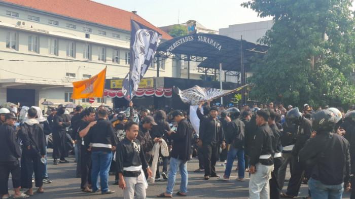 UNJUK RASA - Ratusan massa dari kelompok perguruan silat unjuk rasa di depan Mapolrestabes Surabaya, Jalan Sikatan Nomor 1, Kelurahan Krembangan Selatan, Kecamatan Krembangan, Kota Surabaya, Jumat (31/7/2026). Massa tiba sekira pukul 14.00 WIB. Mereka langsung menyampaikan orasi, sembari membawa beberapa atribut dan umbul umbul.