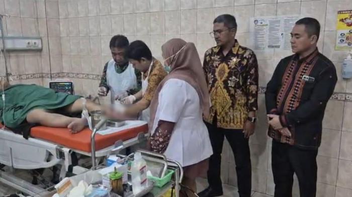 POHON TUMBANG - Sekda Kota Binjai, Chairin Simanjuntak dan Direktur RSUD Djoelham Binjai, drg Doni Asrin saat memantau pedagang bakso keliling yang tertimpa pohon besar diseputar Lapangan Merdeka Kota Binjai, Sumatera Utara, Kamis (30/7/2026) malam.