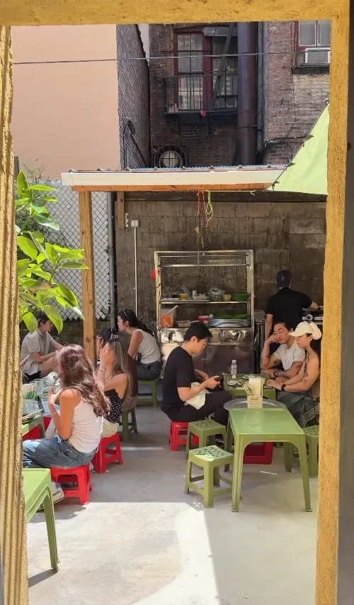 The backyard features plastic stools and tables, a common setup at Vietnamese eateries. Photo courtesy of Instagram/nom_life
