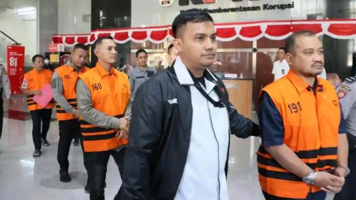 PERAS - Setya Budi (rompi orange dua dari kiri), staf Komisi Pemberantasan Korupsi (KPK) yang menjadi tersangka pemerasan yang melibatkan Bupati Pemalang, Anom Widiyantoro. 