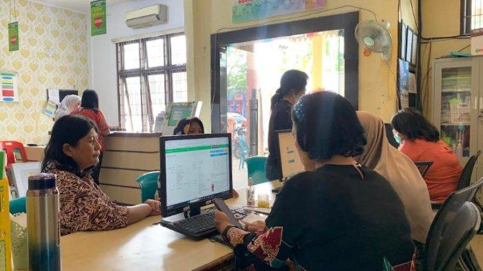 PEMERIKSAAN KESEHATAN: Sejumlah masyarakat sedang melakukan pengecekan data BPJS sebelum pemeriksaan kesehatan di salah satu Puskesmas di Medan beberapa waktu lalu.