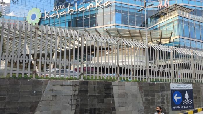 PAGAR MAL - Penampakan pagar Mal Kota Kasablanka di kawasan Tebet, Jakarta Selatan, yang baru dipasang beberapa hari lalu menjadi perhatian warganet, Jumat (31/7/2026). Fenomena pagar tinggi di sejumlah mal mendapat respons dari Apindo dan penjelasan dari pihak pengelola.