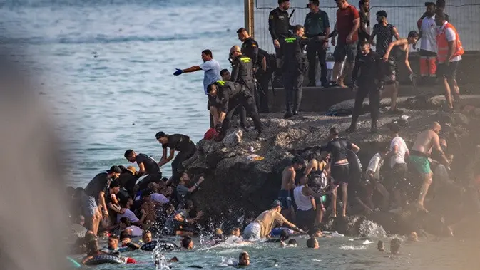 Para migran berusaha menyeberang dari Maroko menuju Ceuta, enklave milik Spanyol, Kamis (30/7/2026). (Dok. AP Photo/Antonio Sempere)