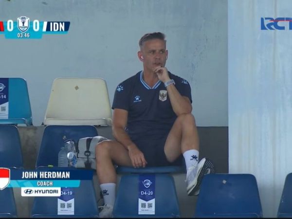 Pelatih timnas Indonesia, John Herdman berada di trbune saat melawan Timor Leste di Chonburi Stadium, Thailand, Jumat (31/7/2026).