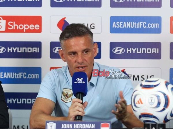 Pelatih Timnas Indonesia, John Herdman, sedang memberikan keterangan media di Stadion Pakansari, Bogor, Jawa Barat, Senin (27/7/2026)