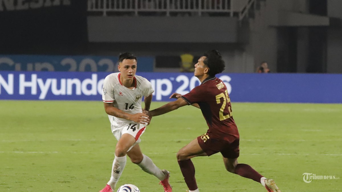 MENANG BESAR - Pesepak bola timnas Indonesia berebut bola dengan pemain Kamboja pada laga Grup A Piala AFF 2026 di Stadion Pakansari, Bogor, Senin (27/7/2026). Pada laga Grup A Piala AFF 2026 timnas Indonesia berhasil mengalahkan timnas Kamboja dengan skor 5-1. Tribunnews/Jeprima