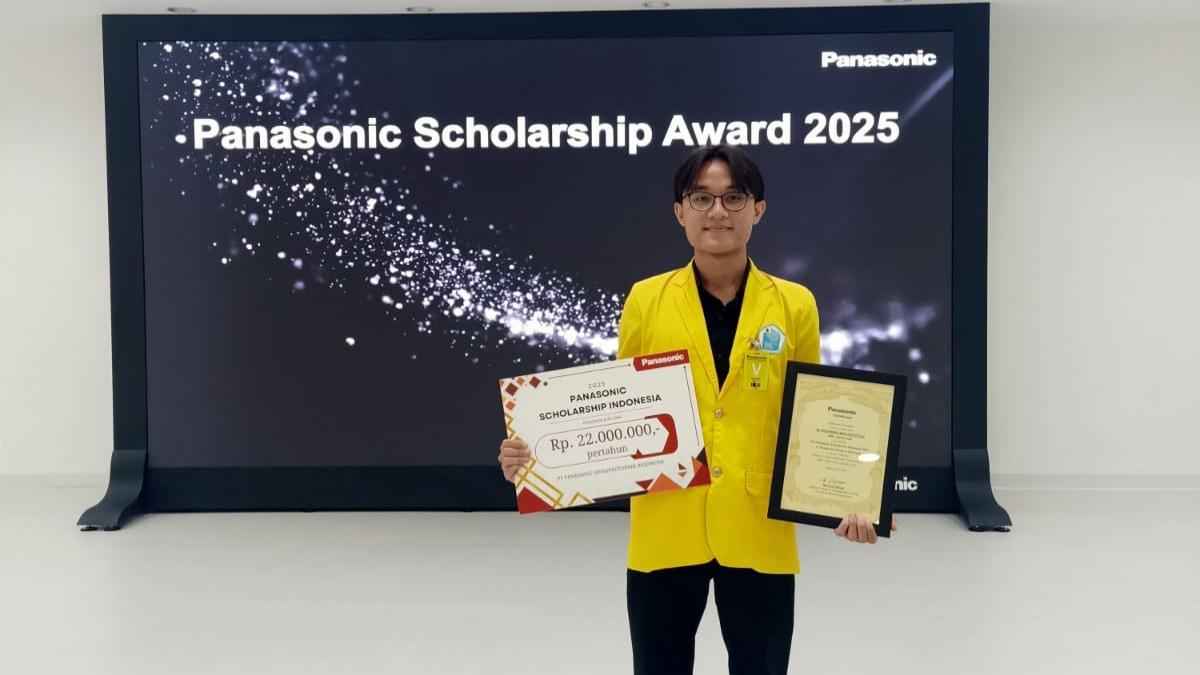 POTRET BIMO - Momen Bimo setelah mendapatkan beasiswa Panasonic Scholarship tahun 2025.