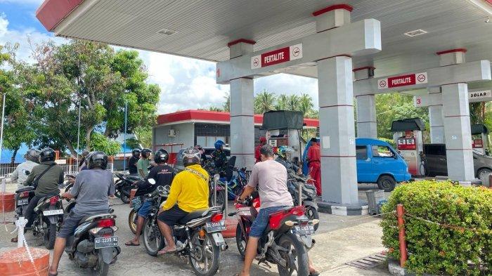 HARGA BBM - Aktivitas pengisian BBM di SPBU Cahaya Nunukan, Jalan TVRI, Kecamatan Nunukan, Kabupaten Nunukan, Kalimantan Utara.