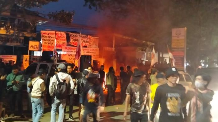 DEMO HARI KELIMA - Aksi unjuk rasa hari kelima oleh Aliansi Masyarakat Pati Bersatu (AMPB) di depan Kantor Kejaksaan Negeri (Kejari) Pati, Jumat (31/7/2026).