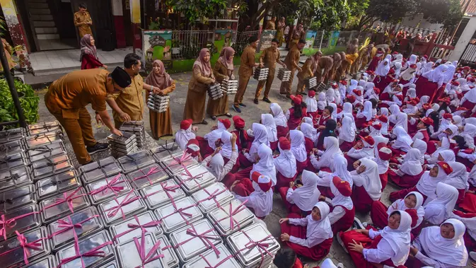 Guru membagikan ompreng Makan Bergizi Gratis (MBG) di SDN Meruyung, Depok, jawa Barat, Senin, 13 Juli 2007. (KLY/ Arie Basuki)