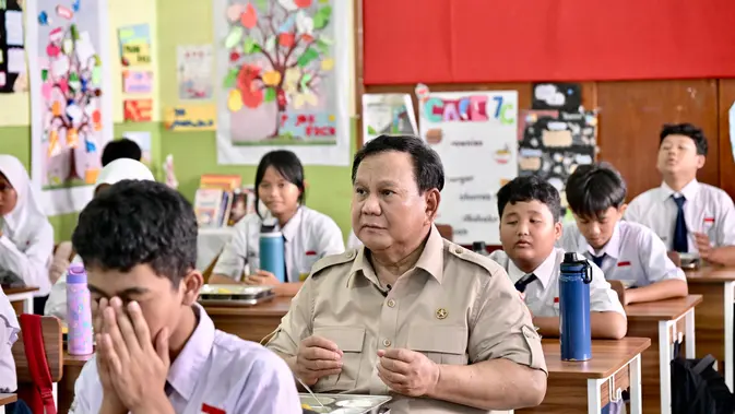Di salah satu ruang kelas, Prabowo ikut makan MBG bersama para siswa. (Foto: Biro Pers Sekretariat Presiden)