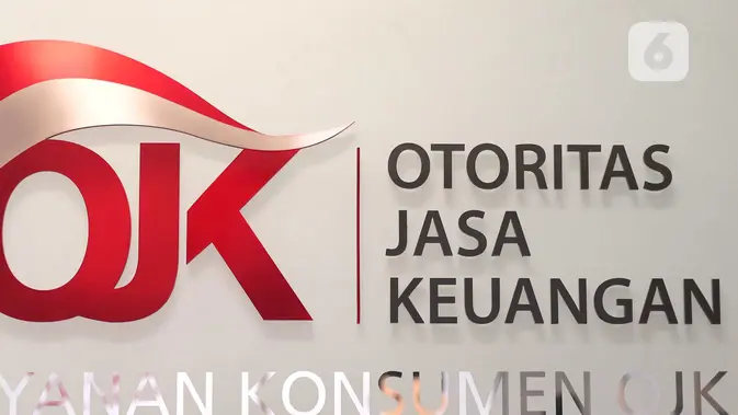 Tulisan OJK terpampang di Kantor Otoritas Jasa Keuangan (OJK), Jakarta. (Liputan6.com/Angga Yuniar)