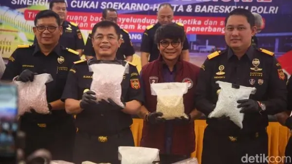 Bea Cukai Soekarno-Hatta bersama Bareskrim Polri berhasil membongkar aksi penyelundupan narkotika yang melibatkan seorang kopilot maskapai asing. Petugas mengamankan puluhan ribu butir ekstasi yang dibawa masuk melalui Bandara Internasional Soekarno-Hatta.